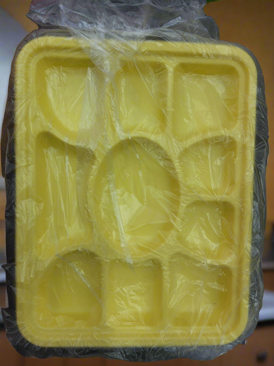 10 compartment disposable yellow plates (25 pcs)
